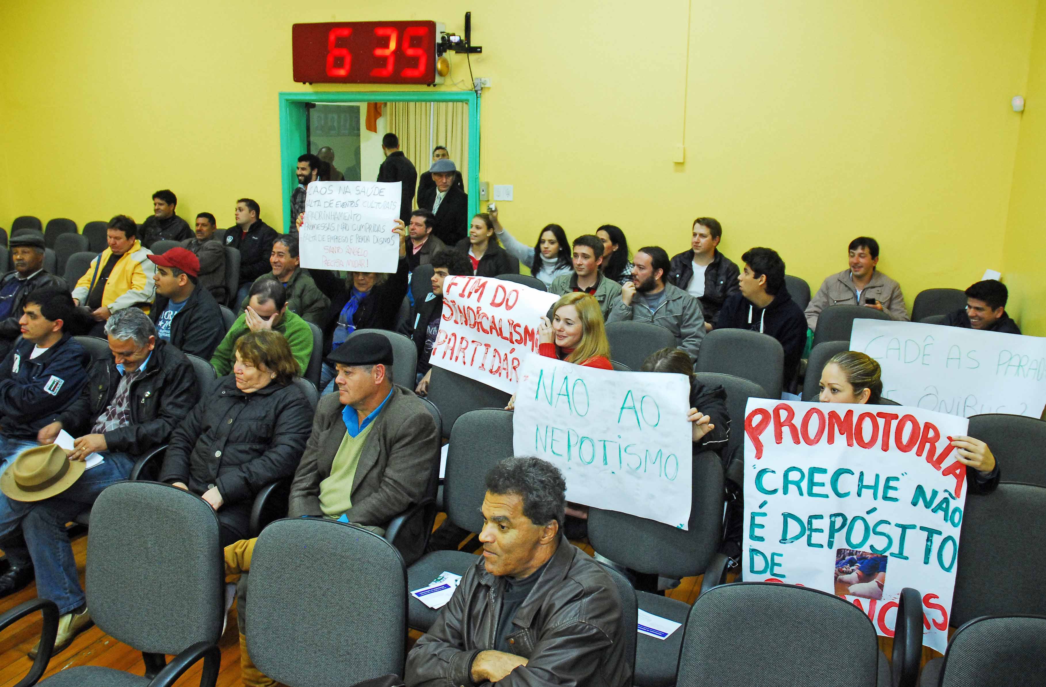 Manifestantes na Câmara de Vereadores