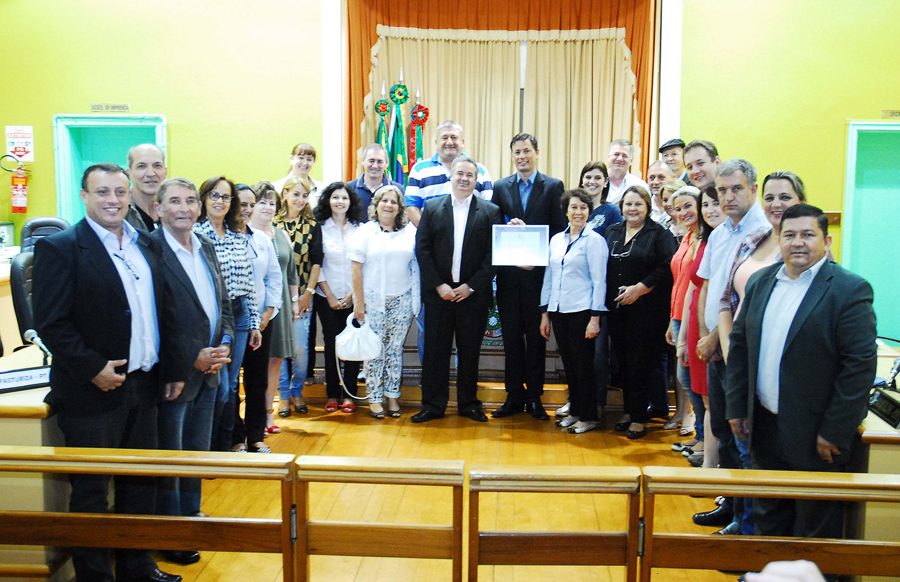 Câmara realiza sessão alusiva aos 25 anos da Escola da URI