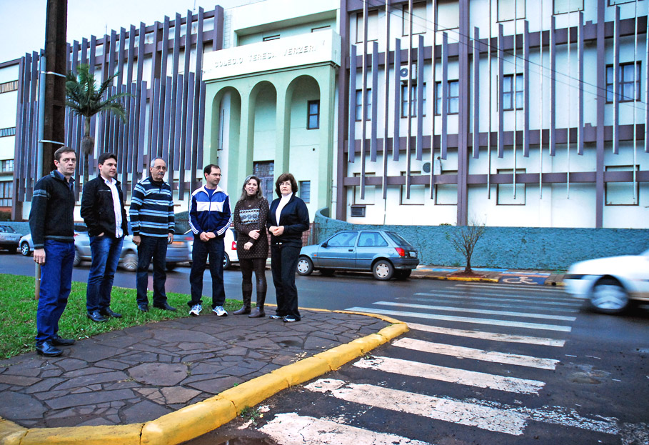 Comunidade Escolar busca apoio do Legislativo para a implantação de medidas de segurança no trânsito local