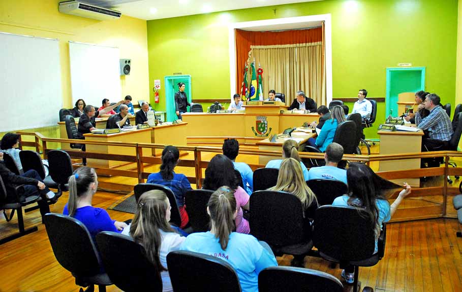 Vereadores buscam soluções para população carente que reivindica moradia