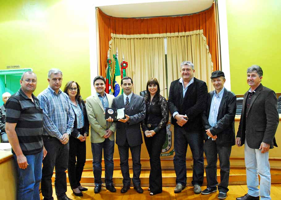 Legislativo Municipal entrega Comenda da Cruz Missioneira ao repórter fotográfico Fernando Gomes.