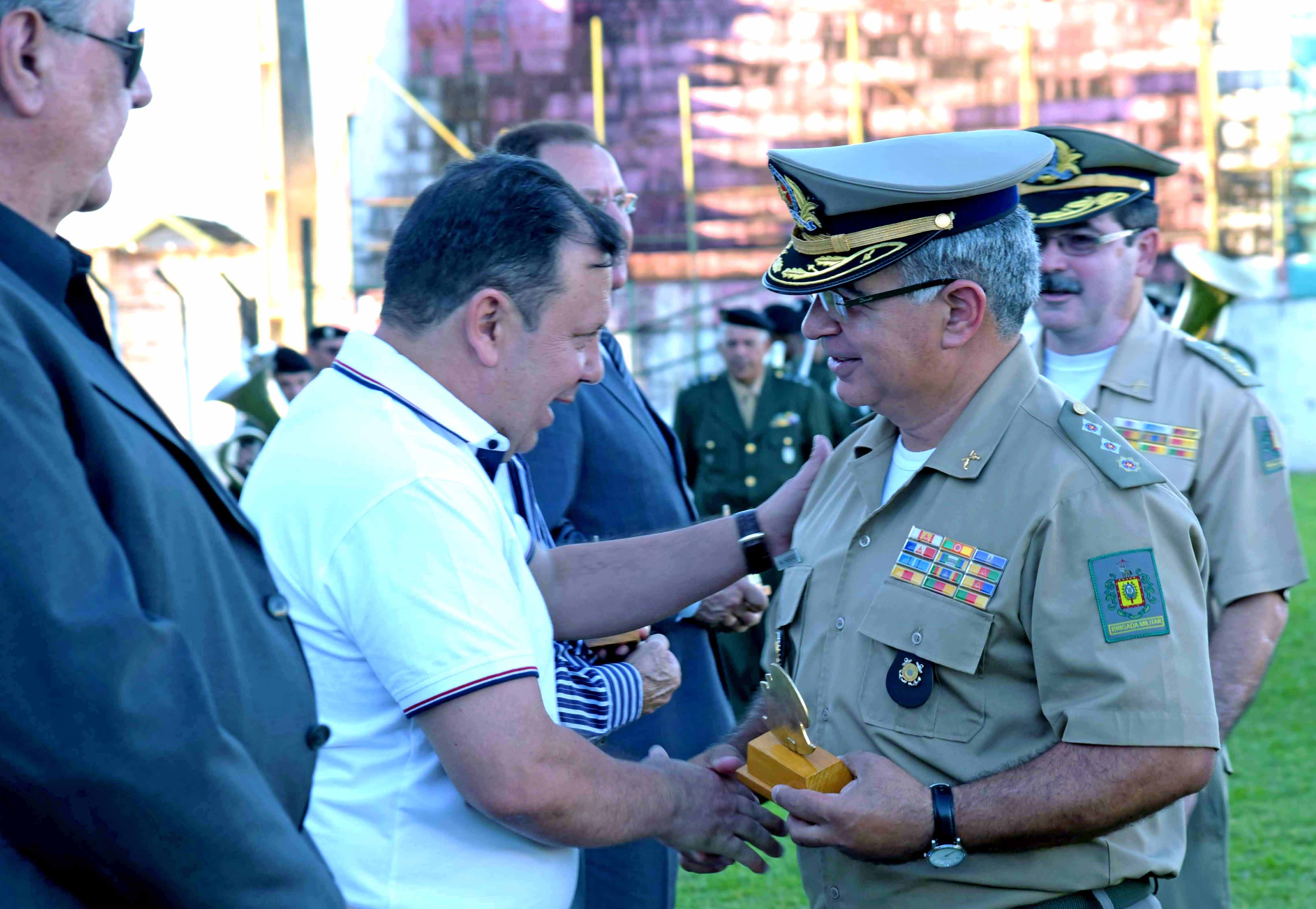 VEREADOR VANDO RECEBE HONRARIA DA ESCOLA TIRADENTES