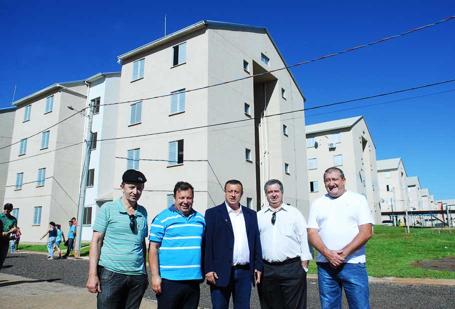 Presidente da Câmara Nader Awad participa da entrega de 160 novas moradias