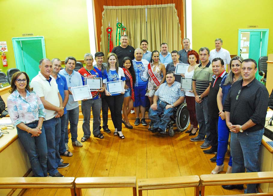 Vereadores fazem homenagem às escolas de samba