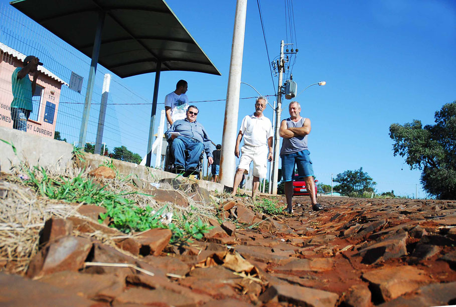 Moradores do Residencial Romeu Goulart Loureiro solicitam melhorias na infraestrutura da localidade. 