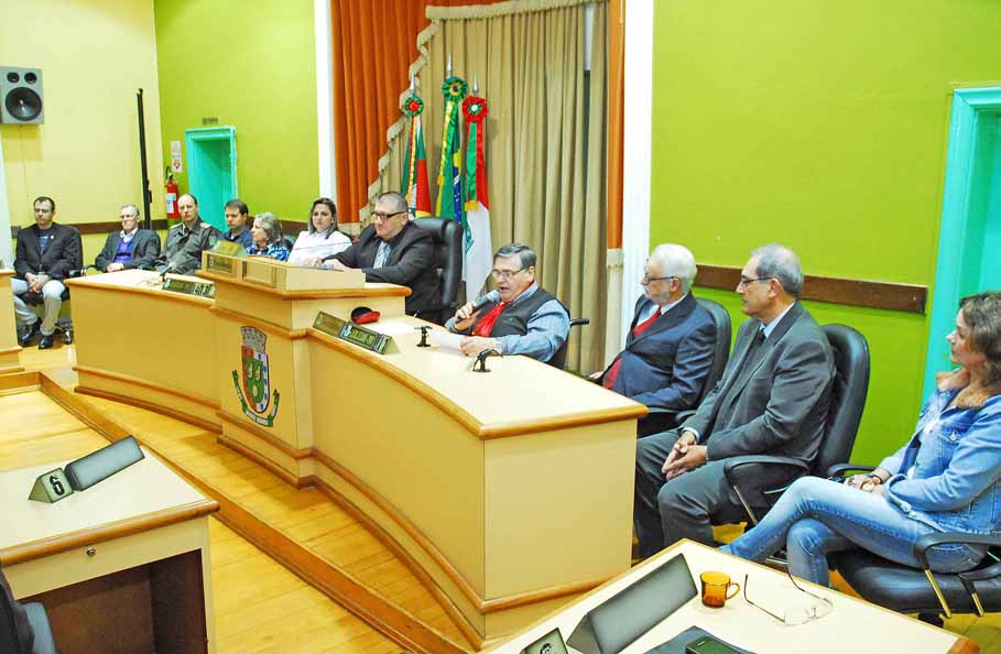 Títulos de Cidadania são concedidos durante solenidade no Legislativo Municipal