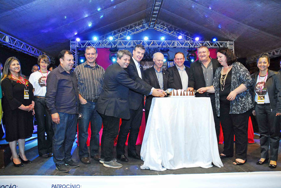 Vereadores são homenageados durante solenidade de abertura do 10º Festival Cidade das Tortas