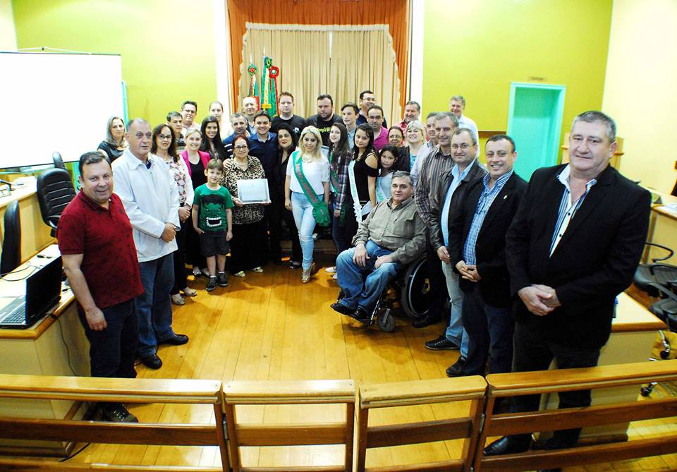 Legislativo presta homenagem aos 10 anos da Escola de Samba Acadêmico do Improvizo