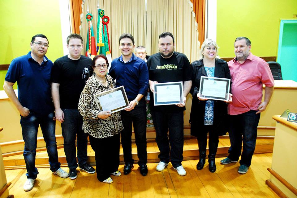 Legislativo presta homenagem aos 10 anos da Escola de Samba Acadêmico do Improvizo
