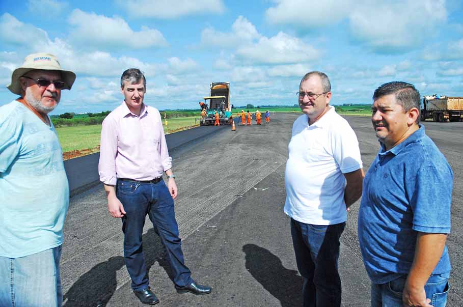 Comitiva acompanha o andamento das obras no Aeroporto de Santo Ângelo