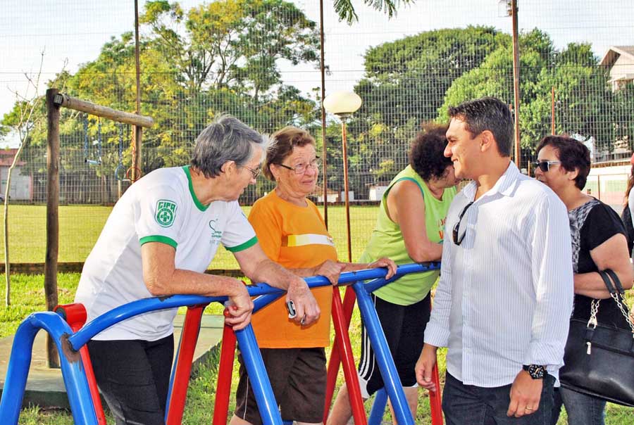 Praça do Tamoio conta com profissional de Educação Física para atender a comunidade