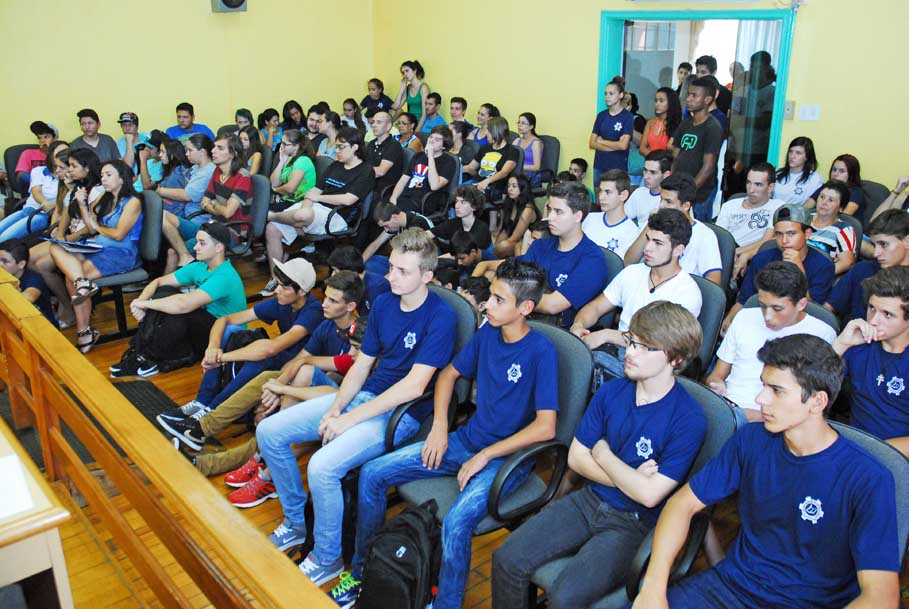 Estudantes lotam o Plenário e discutem sobre implantação do “Passe Livre” em Santo Ângelo