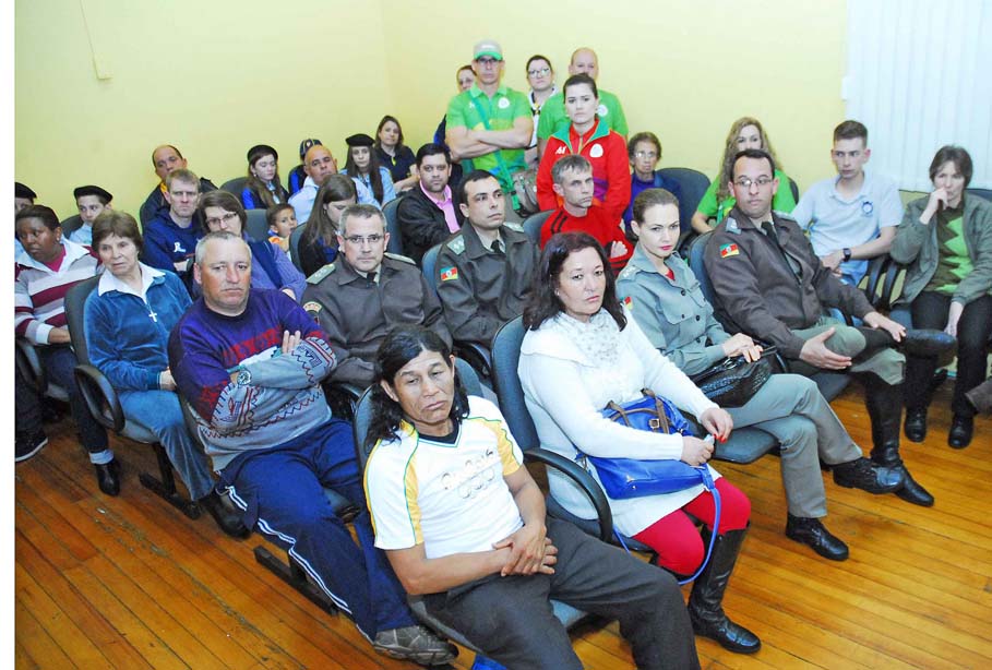 Equipe envolvida no Revezamento da Tocha Olímpica em Santo Ângelo é destaque durante sessão especial no Poder Legislativo