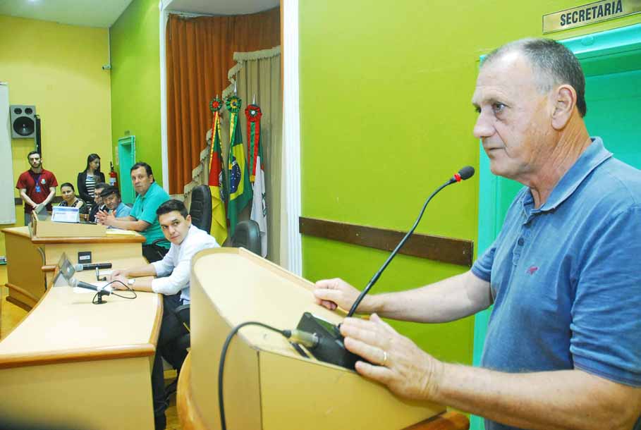 Legislativo entrega Medalha Mérito Funcional a 14 servidores do Município