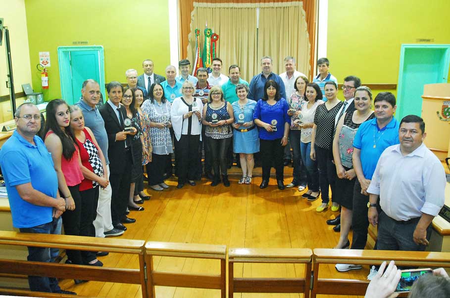 Legislativo entrega Medalha Mérito Funcional a 14 servidores do Município