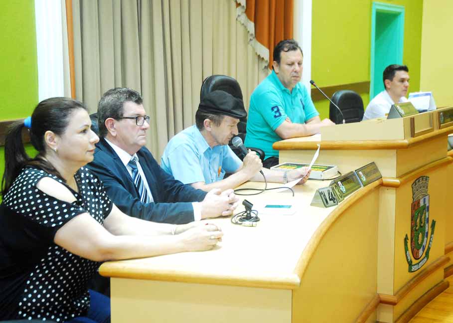 Legislativo entrega Medalha Mérito Funcional a 14 servidores do Município