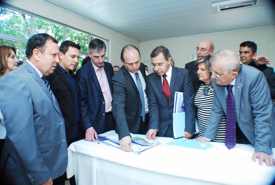 Lideranças oficializam entrega do projeto de ampliação do HSA