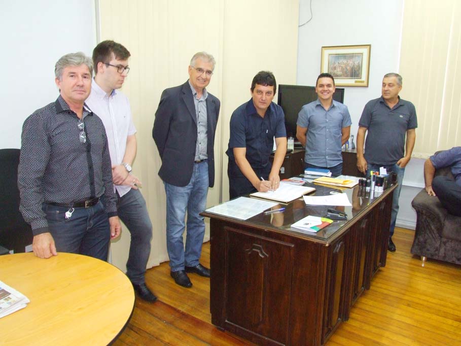 Presidente da Câmara, Adolar Queiroz, assume a chefia do Executivo