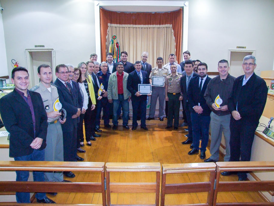 Sessão Solene no Legislativo  presta homenagem ao Policial Civil e Militar 