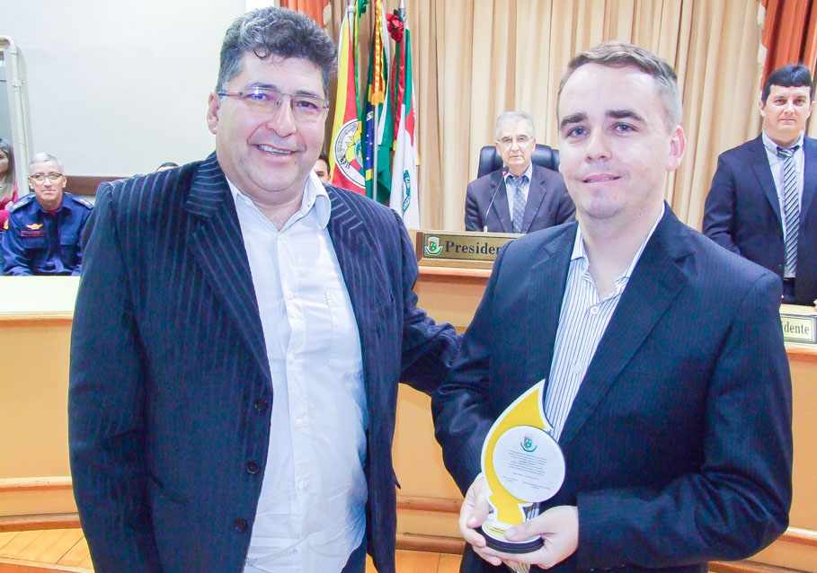 Sessão Solene no Legislativo  presta homenagem ao Policial Civil e Militar 