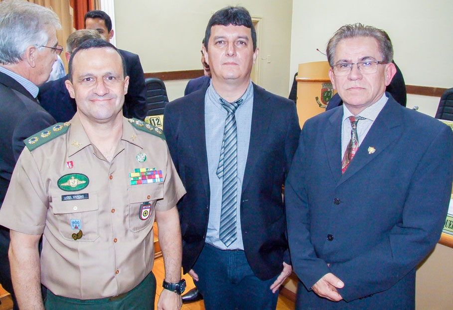 Sessão Solene no Legislativo  presta homenagem ao Policial Civil e Militar 