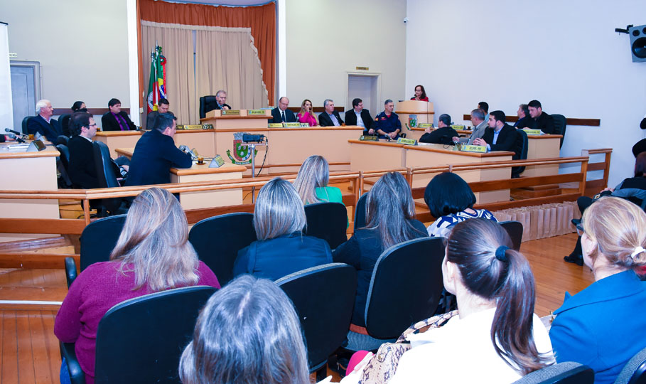 URI recebe homenagem durante sessão no Legislativo Municipal 