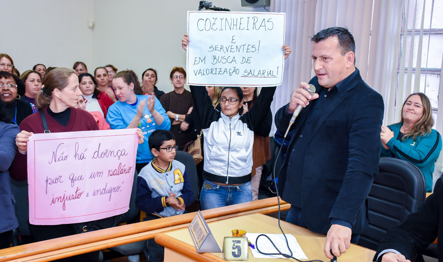 Vereador Márcio Antunes apresenta projeto que estabelece piso padrão para servidores públicos municipais