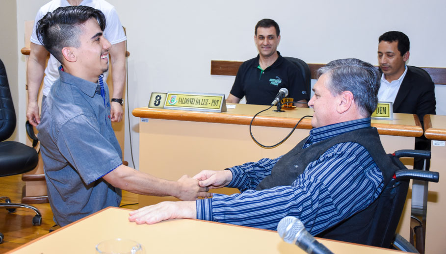 Câmara de Vereadores presta homenagem ao atleta Anderson Oliveira e aos profissionais da área de Educação Física