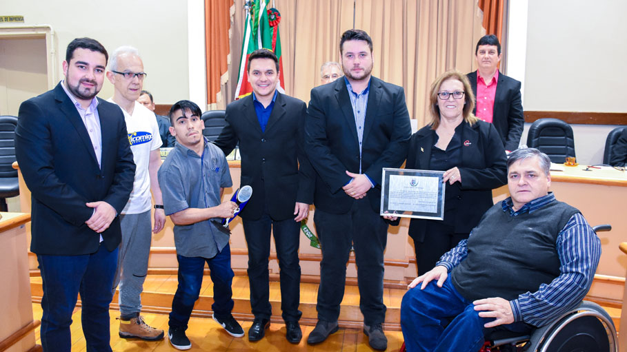 Câmara de Vereadores presta homenagem ao atleta Anderson Oliveira e aos profissionais da área de Educação Física