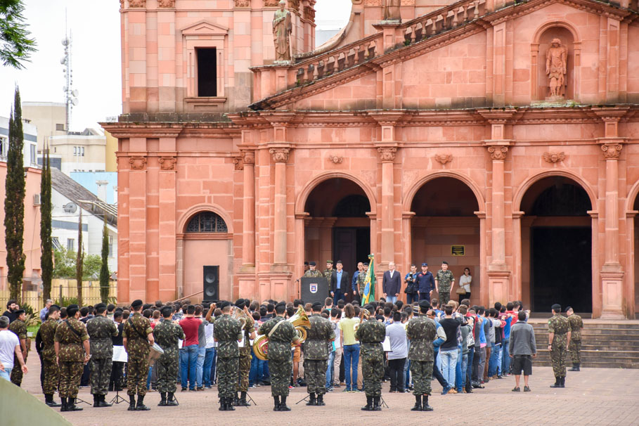 Presidente em exercício acompanha cerimônia de Juramento à Bandeira e Dispensa Militar de 200 jovens 