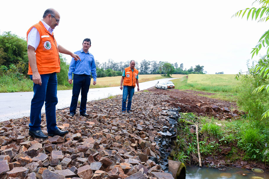 Vereador Vando Nolasco verifica junto à comunidade os resultados das obras no bairro Meller Norte