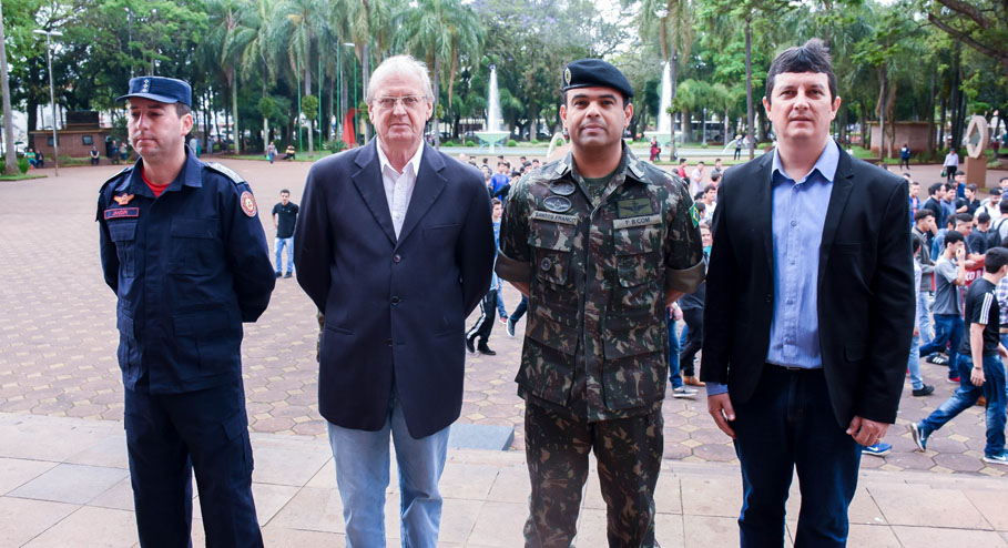 Presidente em exercício acompanha cerimônia de Juramento à Bandeira e Dispensa Militar de 200 jovens 
