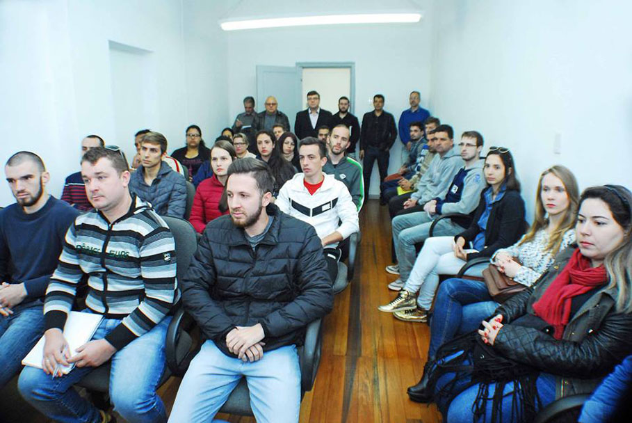  Cerimônia na Câmara de Vereadores oficializa contratação dos aprovados para os cargos de coordenadores de núcleos e agentes sociais que atuarão PELC