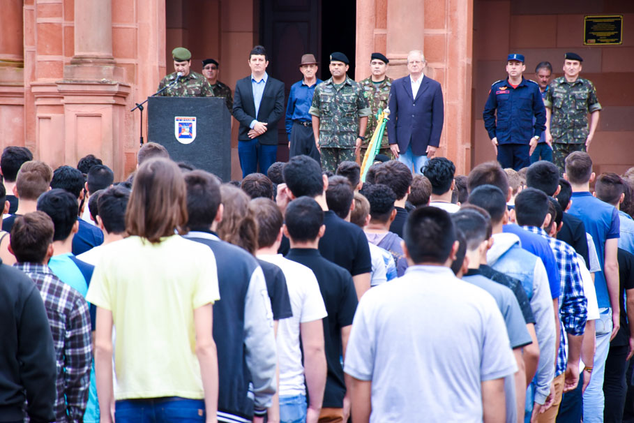 Presidente em exercício acompanha cerimônia de Juramento à Bandeira e Dispensa Militar de 200 jovens 