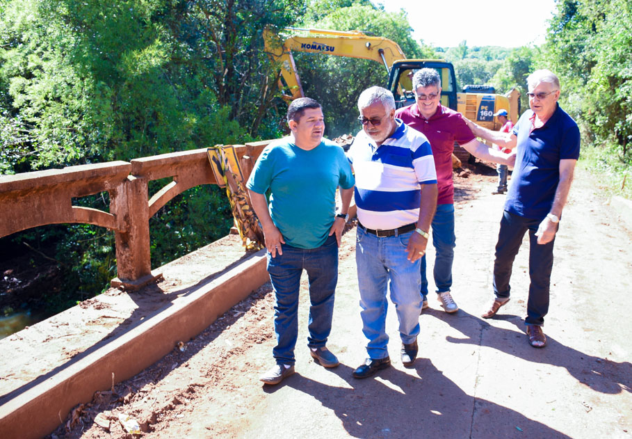 Legislativo acompanha obras de recuperação de estradas do interior do município