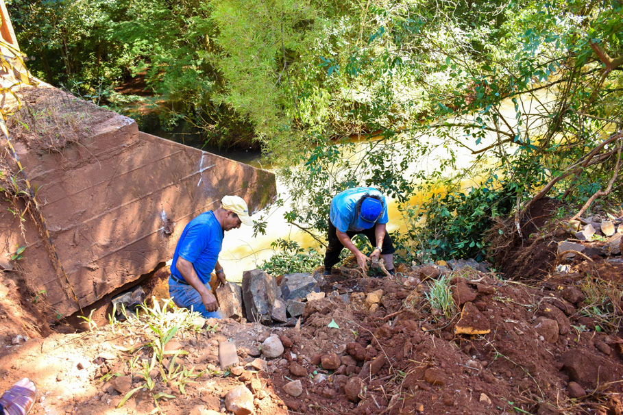Legislativo acompanha obras de recuperação de estradas do interior do município