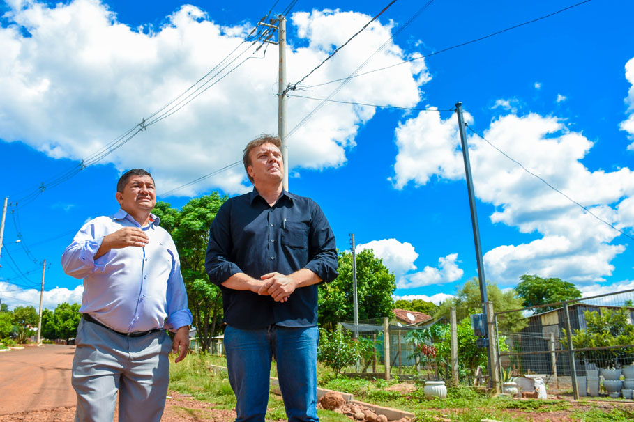 Presidente da Câmara confere resultado do projeto de instalação de redes elétricas nos bairros Rosenthal e Neri Cavalheiro.
