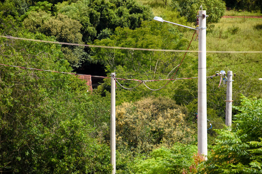 Presidente da Câmara confere resultado do projeto de instalação de redes elétricas nos bairros Rosenthal e Neri Cavalheiro.