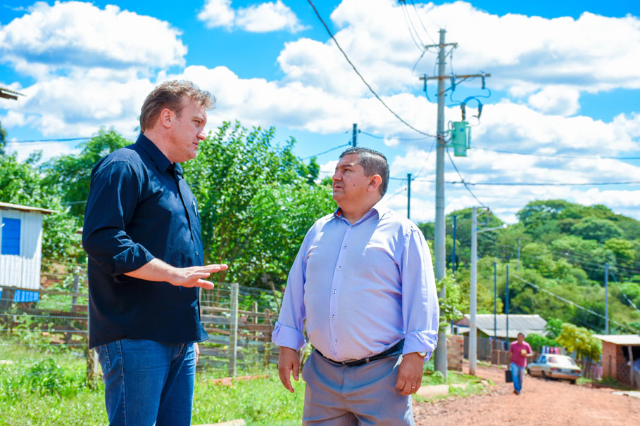 Presidente da Câmara confere resultado do projeto de instalação de redes elétricas nos bairros Rosenthal e Neri Cavalheiro.