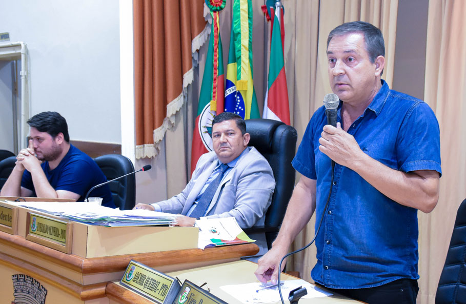 Primeira sessão do ano tem aprovação de requerimentos, indicação de líderes e homologação das Comissões Permanentes para 2018