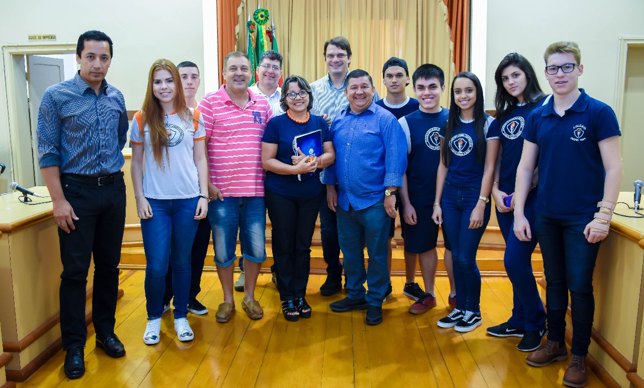 Em encontro na Câmara, vereadores de Santo Ângelo esclarecem dúvidas de estudantes do Colégio Onofre Pires.