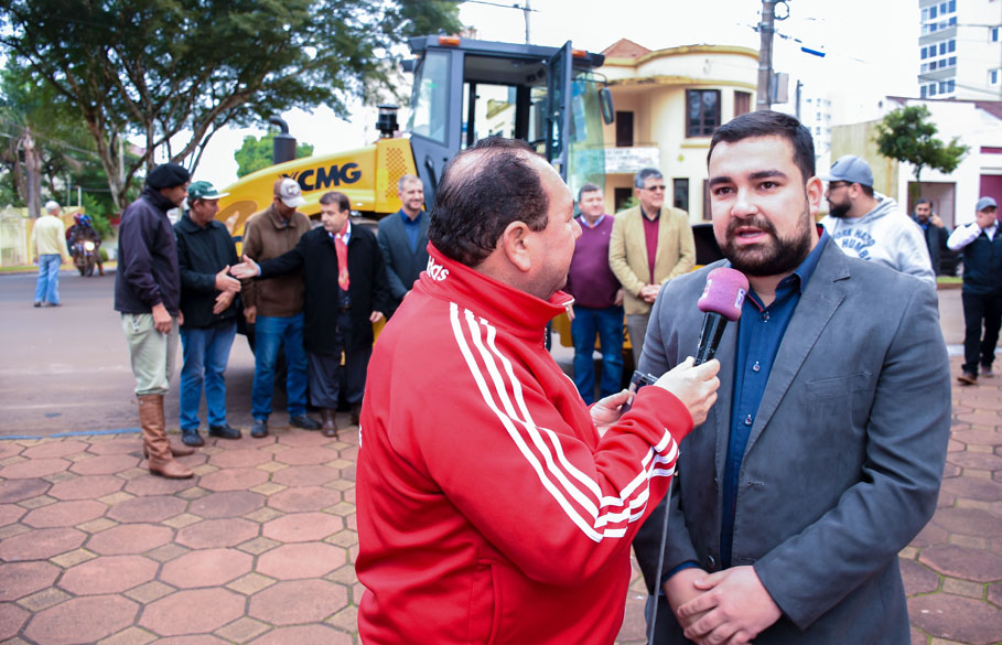 Legislativo articula e acompanha entrega de novos maquinários para Agricultura e Transportes