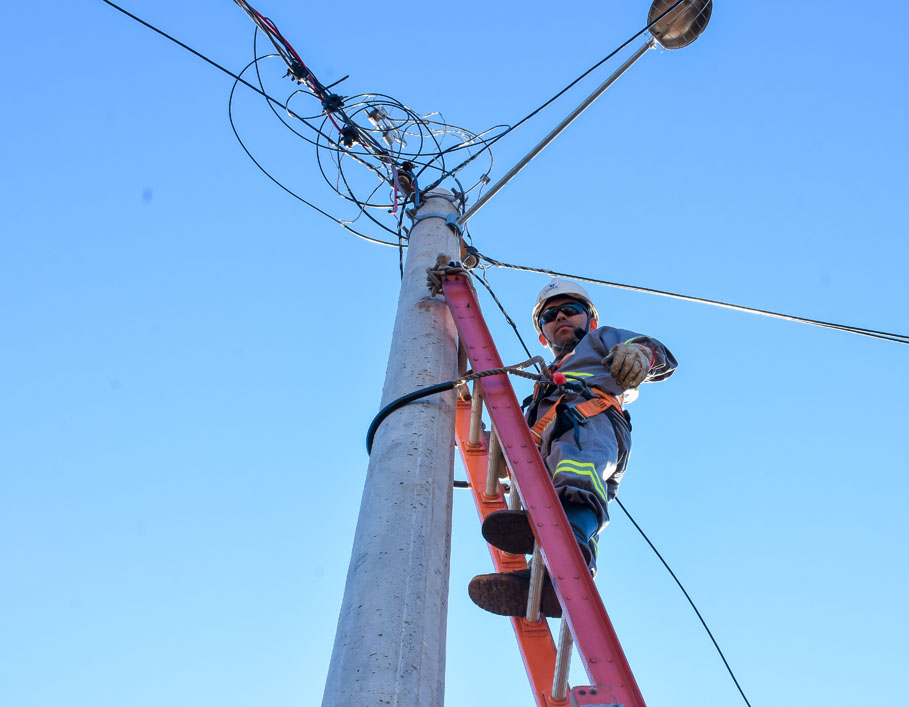 Iniciam as ligações dos novos pontos de energia no bairro Neri Cavalheiro
