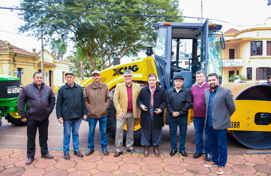 Legislativo articula e acompanha entrega de novos maquinários para Agricultura e Transportes
