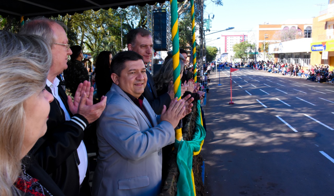 Desfile de 07 de Setembro reúne santo-angelenses para homenagear a Pátria