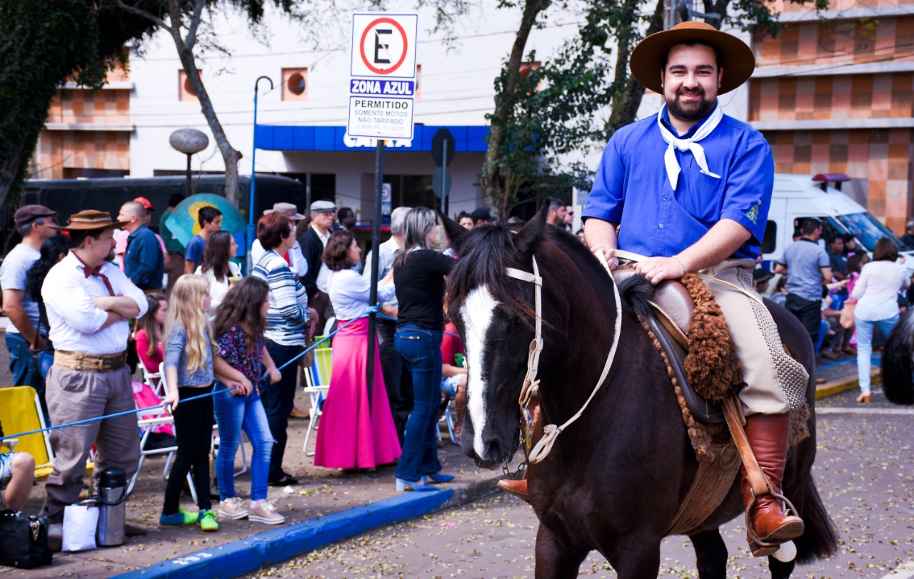 Desfile no Dia do Gaúcho encerra Semana Farroupilha em Santo Ângelo