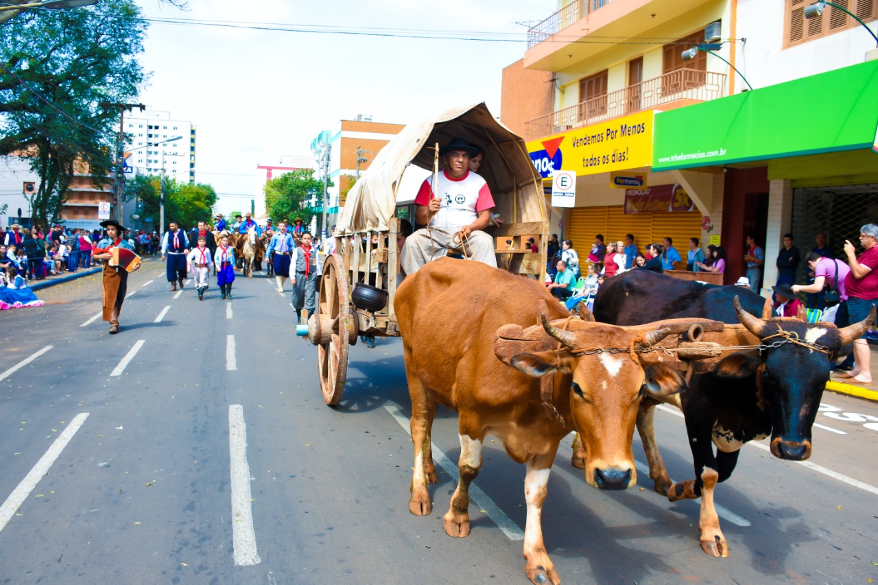 Desfile no Dia do Gaúcho encerra Semana Farroupilha em Santo Ângelo