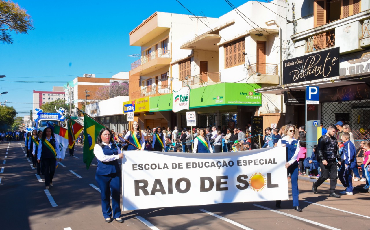 Desfile de 07 de Setembro reúne santo-angelenses para homenagear a Pátria