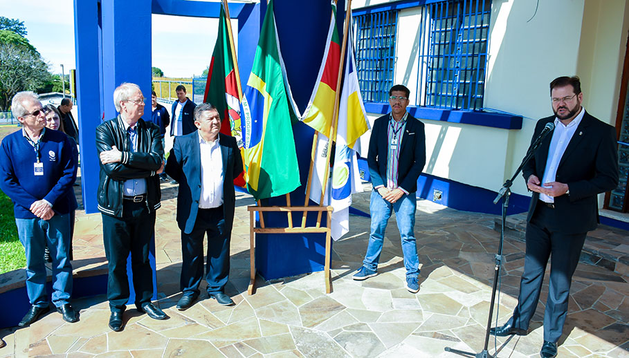 Presidente do Legislativo participa de reinauguração de entrada do Colégio Cenecista Sepé Tiaraju