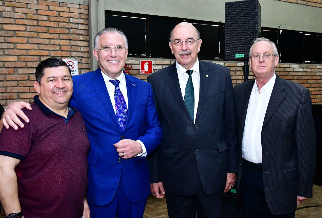 Câmara de Vereadores presente na assinatura de autorização de distribuição de recursos do PAA